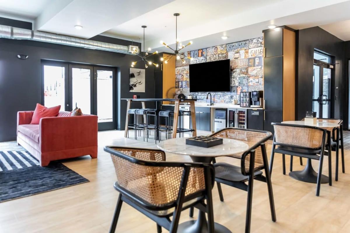2br Luxury New With Outdoor Pool * Kansas City
