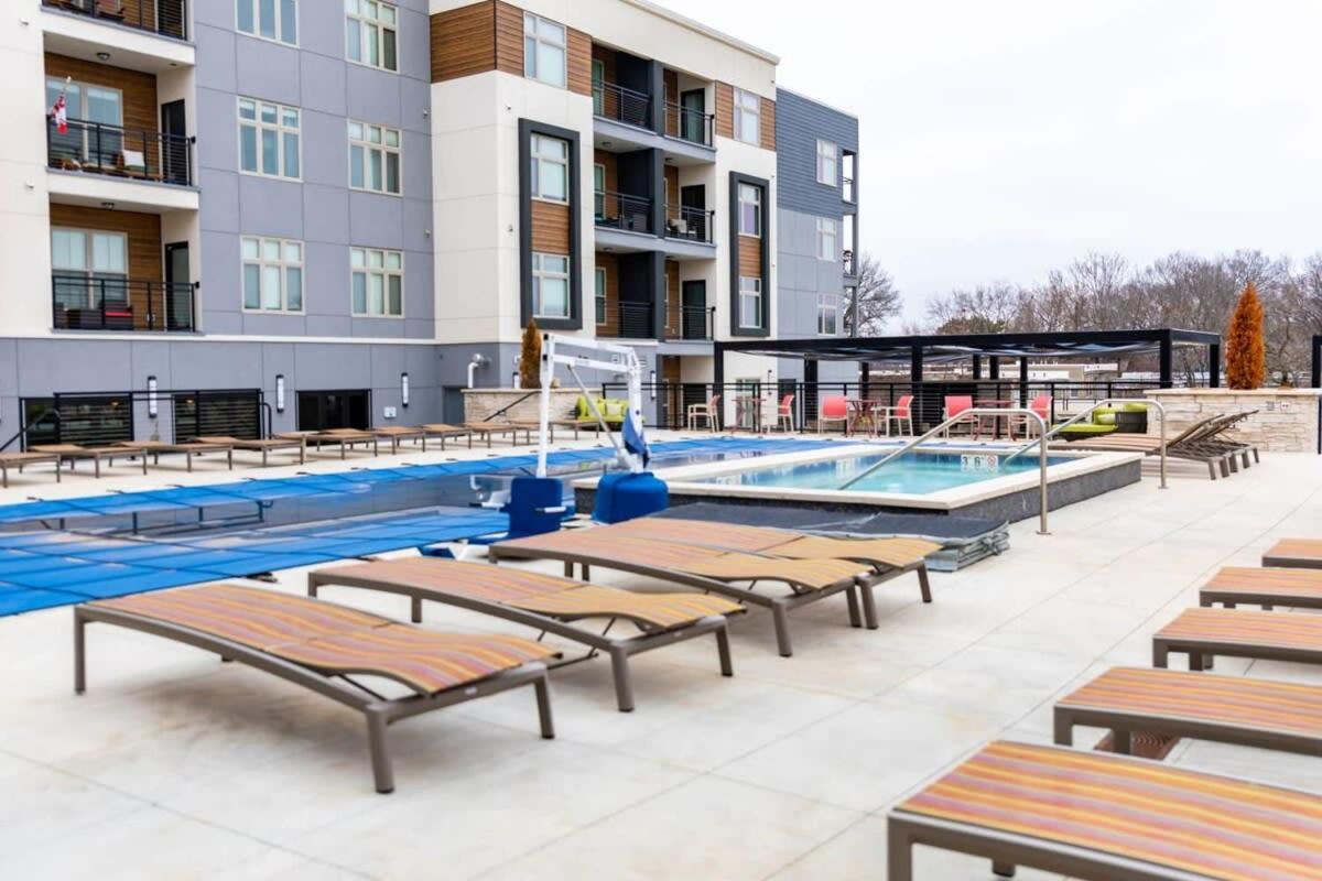 2br Luxury New With Outdoor Pool Apartment Kansas City