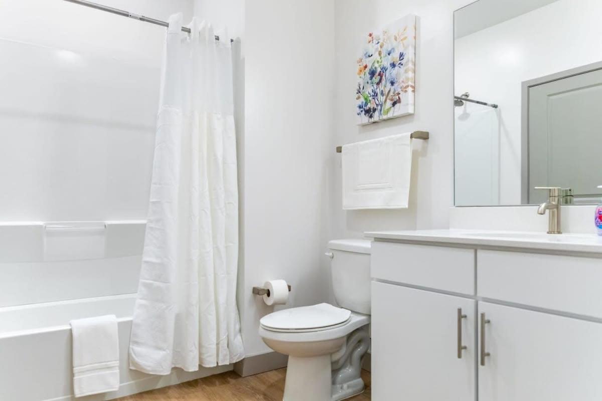 2br Luxury New With Outdoor Pool Apartment Kansas City