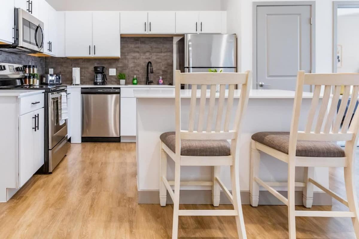 2br Luxury New With Outdoor Pool Apartment Kansas City
